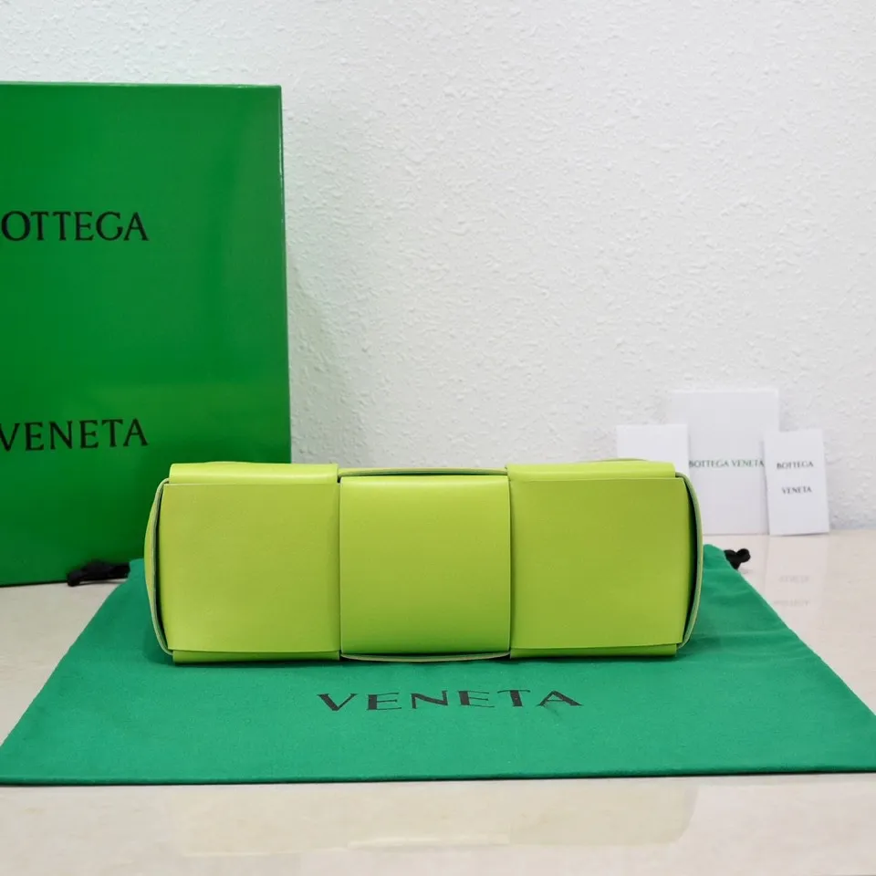 Batch 1760 medium arco, BottegaVeneta# official website latest cowhide leather with inner sheepskin SLIP tote handbag, and the logo has been changed to the side panel😍The oversized woven design really makes it a huge gap from ordinary tote bags🔗🔗Different color combinations inside and outside ⛓Daniel Lee leads the brand's DNA to continue to evolve with fresh inspiration🧬🧬showing a balanced style of luxury and reality👉: 30*20*12 Model: 9893# Delete Remove Download Refresh Pin Edit Share with one click